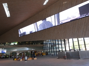 Grootste LED-scherm in Rotterdam CS in gebruik